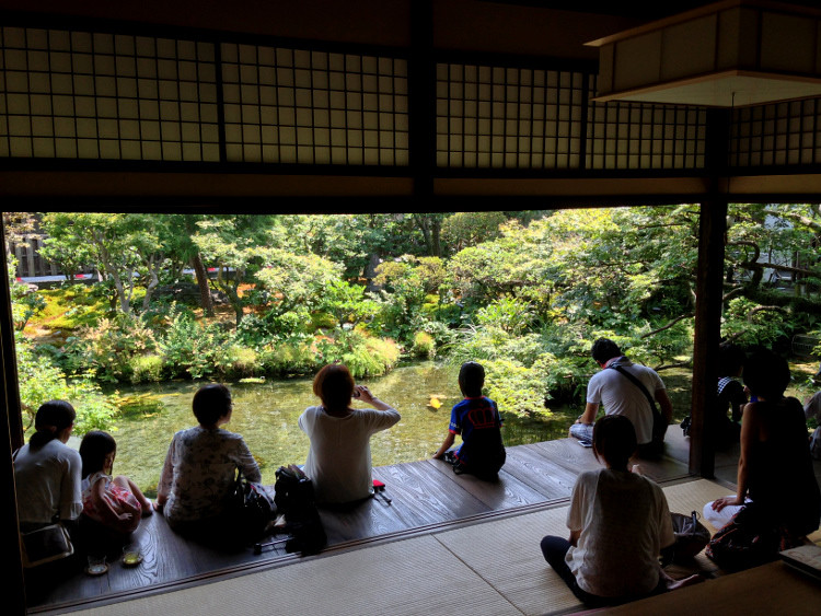 長崎　島原　鯉の泳ぐまち　の　四明荘　内側から庭園を見渡す