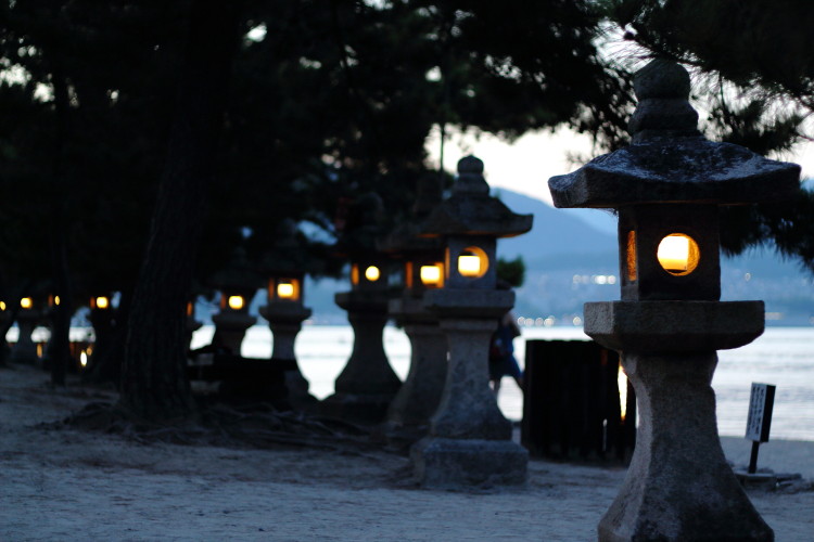 安芸の宮島　厳島神社の灯篭