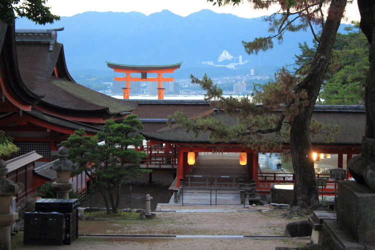 安芸の宮島　厳島神社と鳥居