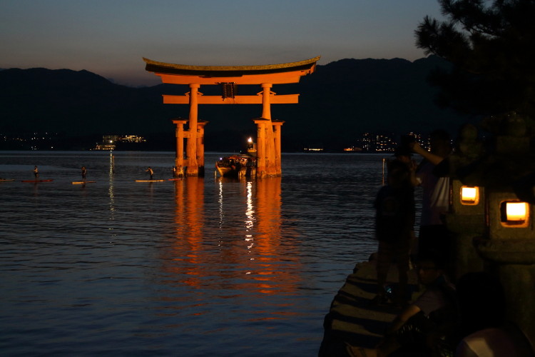 安芸の宮島　厳島神社の鳥居とその下をくぐる観光船