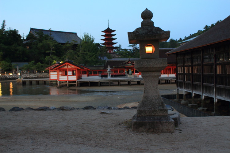 安芸の宮島　厳島神社と五重塔と灯篭