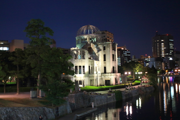 広島の原爆ドームと川の夜景