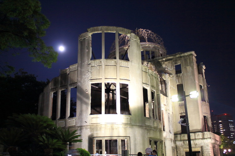 広島の原爆ドームと月