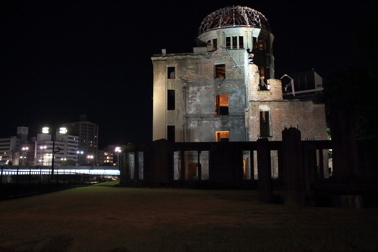 広島の原爆ドームと川の夜景