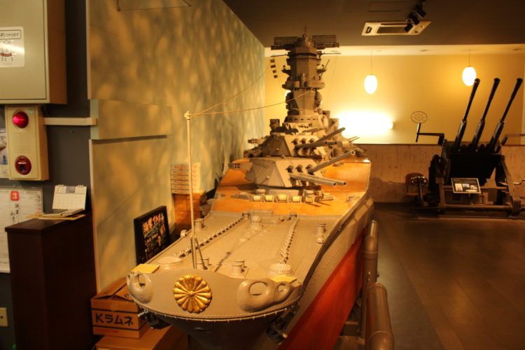 大和ミュージアム　呉　ハイカラ食堂　横の戦艦大和の模型と男たちの大和で使われた機銃