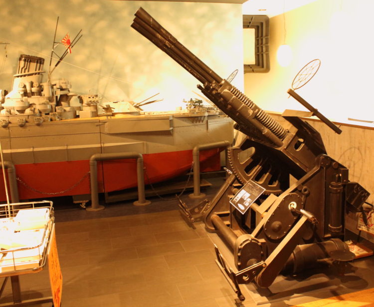 大和ミュージアム　呉　ハイカラ食堂　横の戦艦大和の模型と男たちの大和で使われた機銃