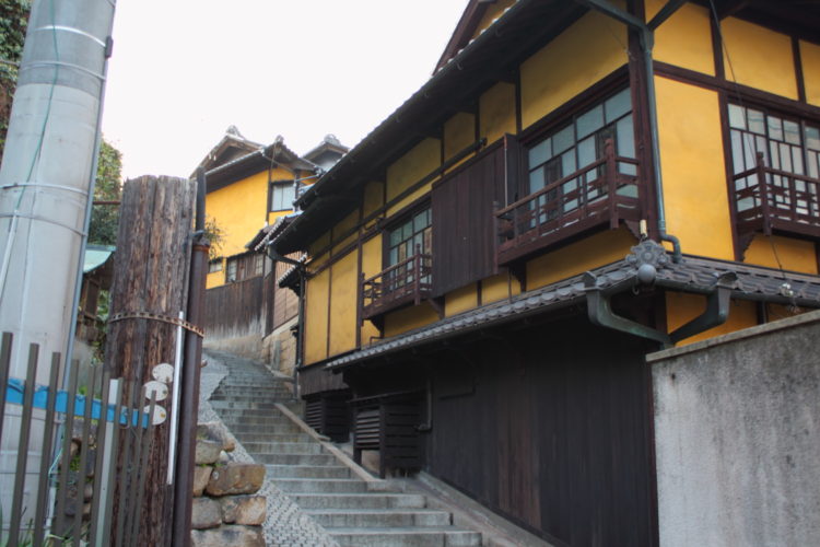 福山　鞆の浦　の古い町並み　石畳の階段