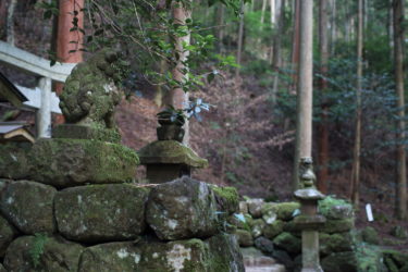 室生龍穴神社の本殿前の灯篭