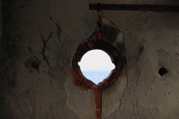 川棚　片島魚雷発射試験場跡　外の観測所跡内部覗き窓アップ